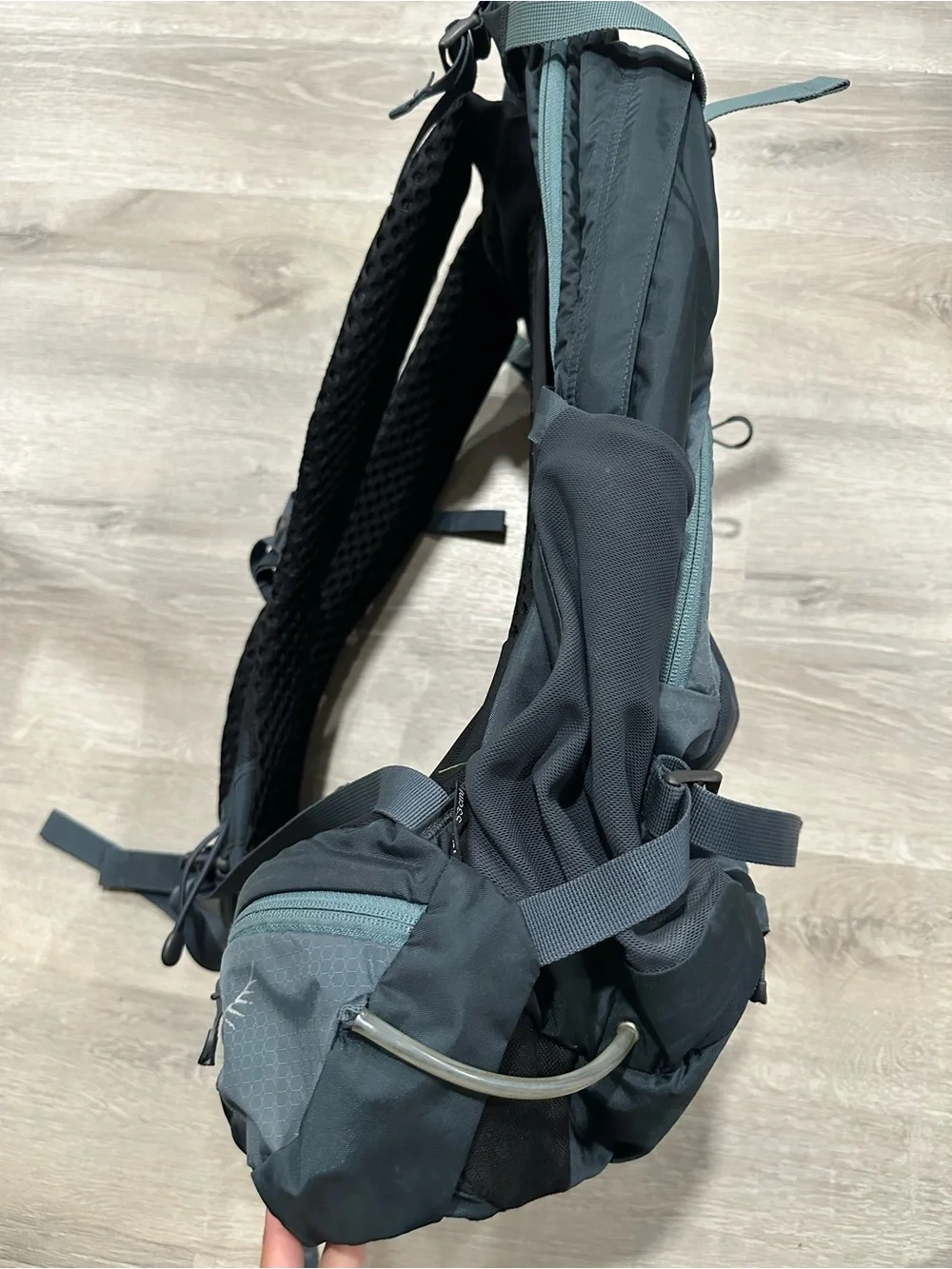 BGA36 Osprey Manta AG 28 Backpack Teal Blue W/ Rain Cover Hiking Biking Camping